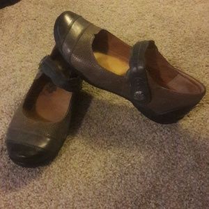 Taos Leather Velcro Close Mary Janes NWOB 9W